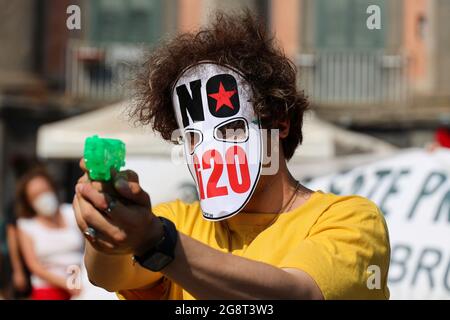 Naples, Italie. 21 juillet 2021. 07/22/2021 Naples, procession de protestation contre le G20 à Naples, départ de Piazza Dante Alighieri et destination Palazzo Reale où sont les ministres de l'environnement du monde (image de crédit: © Fabio Sasso/ZUMA Press Wire) crédit: ZUMA Press, Inc./Alay Live News Banque D'Images