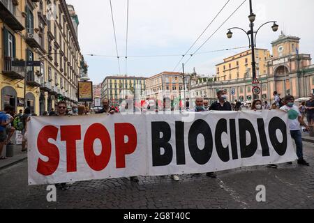 Naples, Italie. 21 juillet 2021. 07/22/2021 Naples, procession de protestation contre le G20 à Naples, départ de Piazza Dante Alighieri et destination Palazzo Reale où sont les ministres de l'environnement du monde (image de crédit: © Fabio Sasso/ZUMA Press Wire) crédit: ZUMA Press, Inc./Alay Live News Banque D'Images