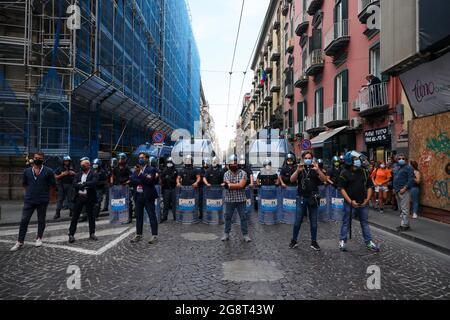 Naples, Italie. 21 juillet 2021. 07/22/2021 Naples, procession de protestation contre le G20 à Naples, départ de Piazza Dante Alighieri et destination Palazzo Reale où sont les ministres de l'environnement du monde (image de crédit: © Fabio Sasso/ZUMA Press Wire) crédit: ZUMA Press, Inc./Alay Live News Banque D'Images
