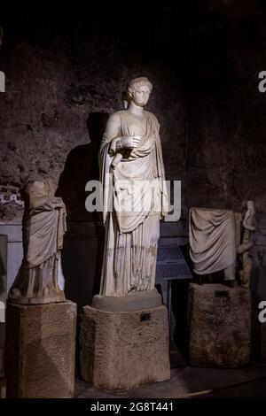 Antalya, Turquie - 18 juillet 2021 : sculptures et ruines antiques dans le musée d'archéologie latéral, Antalya, Turquie. Banque D'Images