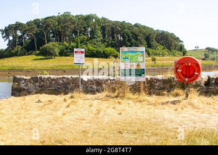 21 juillet 2021 des avis de sécurité publique et une bouée de sauvetage sont situés au bord des eaux de l'île Gibbs, près du parc dulamont, à l'extérieur de Killyleagh, dans le comté de Down No Banque D'Images