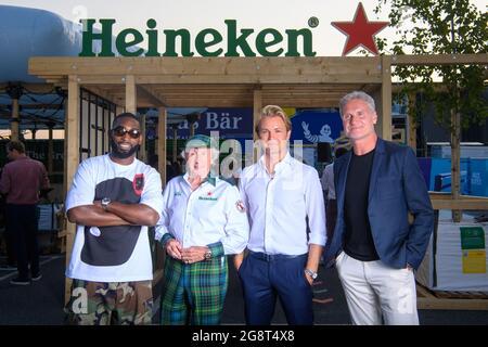 USAGE ÉDITORIAL SEULEMENT (l-r) Tinée, Jackie Stewart, Nico Rosberg et David Coulthard, qui assisteront au lancement du Heineken Greener Bar, un concept de bar durable, qui sera ouvert ce week-end au Heineken London E-Prix 2021, au centre Excel, Victoria Dock, Londres. Date de la photo: Jeudi 22 juillet 2021. Banque D'Images