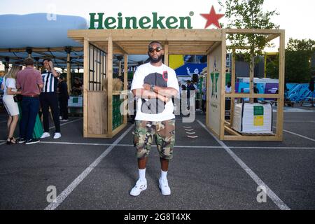 USAGE ÉDITORIAL SEULEMENT Tinie participe au lancement du Heineken Greener Bar, un concept de bar durable, qui sera ouvert ce week-end au Heineken London E-Prix 2021, au centre Excel, Victoria Dock, Londres. Date de la photo: Jeudi 22 juillet 2021. Banque D'Images