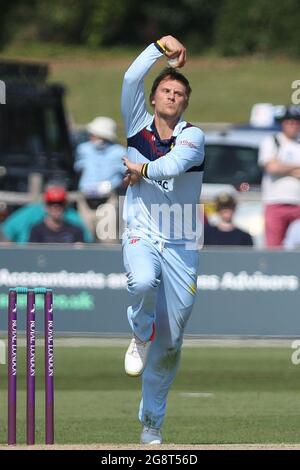 BECKENHAM, ROYAUME-UNI. 22 JUILLET Scott Borthwick de Durham Bowls lors du match de la Royal London One Day Cup entre Kent et Durham au County Ground, à Beckenham, le jeudi 22 juillet 2021. (Credit: Will Matthews | MI News ) Credit: MI News & Sport /Alay Live News Banque D'Images