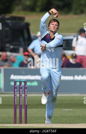 BECKENHAM, ROYAUME-UNI. 22 JUILLET Scott Borthwick de Durham Bowls lors du match de la Royal London One Day Cup entre Kent et Durham au County Ground, à Beckenham, le jeudi 22 juillet 2021. (Credit: Will Matthews | MI News ) Credit: MI News & Sport /Alay Live News Banque D'Images