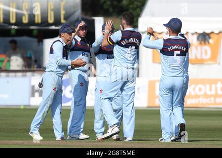 BECKENHAM, ROYAUME-UNI. LE 22 JUILLET, les joueurs de Durham célèbrent le match de cricket de la Royal London One Day Cup entre Kent et Durham au County Ground, à Beckenham, le jeudi 22 juillet 2021. (Credit: Will Matthews | MI News ) Credit: MI News & Sport /Alay Live News Banque D'Images