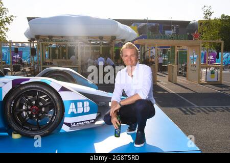 UTILISATION ÉDITORIALE SEULEMENT 2016 Champion du monde de Formule 1, et entrepreneur en développement durable Nico Rosberg assiste au lancement du Heineken Greener Bar, un concept de bar durable, qui sera ouvert au Heineken London E-Prix 2021 ce week-end, au centre Excel, Victoria Dock, Londres. Date de la photo: Jeudi 22 juillet 2021. Banque D'Images