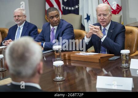 LE président AMÉRICAIN Joe Biden, avec des responsables de l'administration, rencontre les dirigeants syndicaux et d'entreprise pour discuter de son plan d'infrastructure bipartisan de 1.2 billions de dollars dans la salle Roosevelt de la Maison Blanche à Washington, DC, Etats-Unis, le 22 juillet 2021. L'échec du vote de procédure au Sénat a bloqué le plan d'infrastructure du président Biden, mais il pourrait être repris dès lundi. Banque D'Images