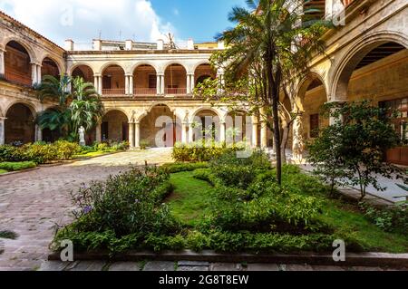 Cour de l'ancien séminaire de San Carlos et San Ambrosio - aujourd'hui Centre culturel Felix Varela dans la Vieille Havane, Cuba Banque D'Images