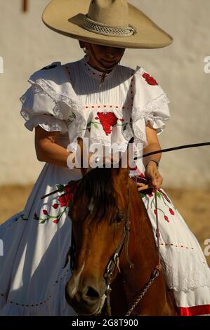 18 mars 2017- Merida, Yucatan, Mexique. Concours « Escaramuza » à l'occasion d'un concours « Lienzo Charro ». L'Escaramuza est une partie sportive de la charreria mexicaine réservée aux filles Banque D'Images