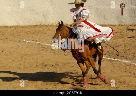 18 mars 2017- Merida, Yucatan, Mexique. Concours « Escaramuza » à l'occasion d'un concours « Lienzo Charro ». L'Escaramuza est une partie sportive de la charreria mexicaine réservée aux filles Banque D'Images