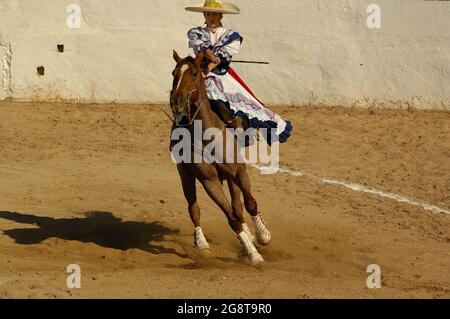 18 mars 2017- Merida, Yucatan, Mexique. Concours « Escaramuza » à l'occasion d'un concours « Lienzo Charro ». L'Escaramuza est une partie sportive de la charreria mexicaine réservée aux filles Banque D'Images