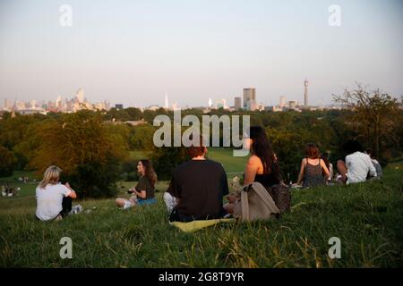 Les gens regardent le coucher du soleil à Primrose Hill à Londres. Date de la photo: Jeudi 22 juillet 2021. Banque D'Images