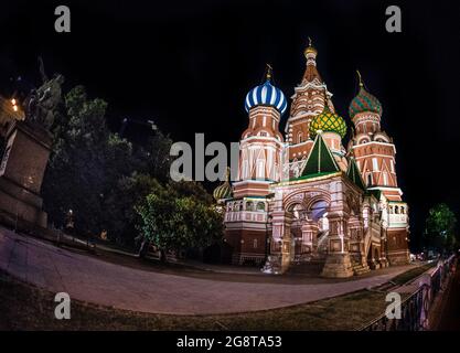 Cathédrale Saint-Basile la nuit, place Rouge, Moscou, Russie. La cathédrale est également connue sous le nom de Cathédrale de Vasily le Bienheureux. Banque D'Images