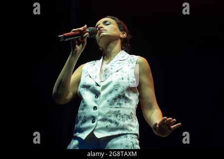 Madrid, Espagne. 22 juillet 2021. La chanteuse israélienne NOA (Achinoam Nini) se présentant sur la Plaza de la Armería du Palais Royal de Madrid, au cours du festival organisé par le Patrimoine National, “Jazz Palacio Real”. Crédit : SOPA Images Limited/Alamy Live News Banque D'Images