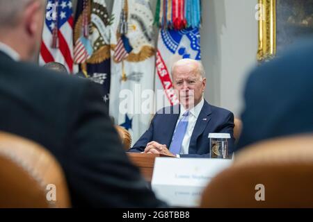 Le président américain Joe Biden, avec des responsables de l'administration, rencontre les dirigeants syndicaux et d'entreprise pour discuter de son plan d'infrastructure bipartisan de 1.2 billions de dollars dans la salle Roosevelt de la Maison Blanche à Washington, DC, Etats-Unis, le 22 juillet 2021. Un vote de procédure du Sénat qui a échoué a bloqué le plan d'infrastructure du président Biden, mais il pourrait être repris dès lundi.Credit: Shawn Thew/Pool via CNP/MediaPunch Banque D'Images