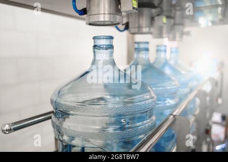 Procédé de production de l'eau potable purifiée et conditionnement dans des bouteilles en plastique dans l'usine de boissons, l'industrie alimentaire, le tapis roulant. Banque D'Images