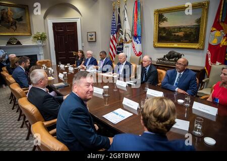 Washington, DC, États-Unis. 22 juillet 2021. Le président américain Joe Biden, avec des responsables de l'administration, rencontre les dirigeants syndicaux et d'entreprise pour discuter de son plan d'infrastructure bipartisan de 1.2 billions de dollars dans la salle Roosevelt de la Maison Blanche à Washington, DC, Etats-Unis, le 22 juillet 2021. L'échec du vote de procédure au Sénat a bloqué le plan d'infrastructure du président Biden, mais il pourrait être repris dès lundi. Crédit : Shawn Thew/Pool via CNP/dpa/Alay Live News Banque D'Images