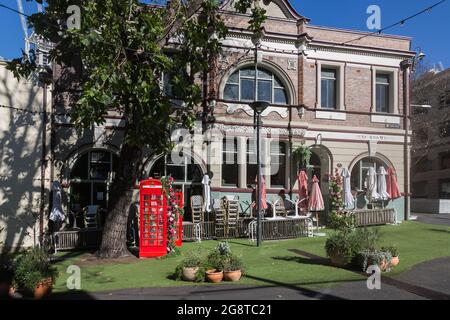 Sydney, Australie. Jeudi 22nd juillet 2021. Le quartier des Rocks du quartier des affaires de Sydney est vide, avec des cafés et des restaurants fermés avec des tables et des chaises vides. L'éclusage de Sydney se poursuit en raison de nouveaux cas dans la communauté, alors que la souche delta se propage dans les villes de Nouvelle-Galles du Sud. The Endeavour Tap Rooms, Argyle Street, The Rocks. Crédit : Paul Lovelace/Alamy Live News Banque D'Images