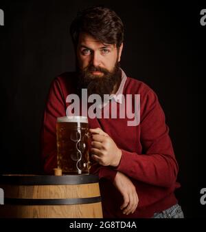 Homme avec de la bière aux États-Unis. Concept de bière artisanale. Brasseur. Bière au Royaume-Uni. Homme avec la barbe boire de la bière Banque D'Images