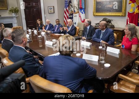 Washington, États-Unis. 22 juillet 2021. LE président AMÉRICAIN Joe Biden, avec des responsables de l'administration, rencontre les dirigeants syndicaux et d'entreprise pour discuter de son plan d'infrastructure bipartisan de 1.2 billions de dollars dans la salle Roosevelt de la Maison Blanche à Washington, DC, le jeudi 22 juillet 2021. L'échec du vote de procédure au Sénat a bloqué le plan d'infrastructure du président Biden, mais il pourrait être repris dès lundi. Crédit : UPI/Alay Live News Banque D'Images