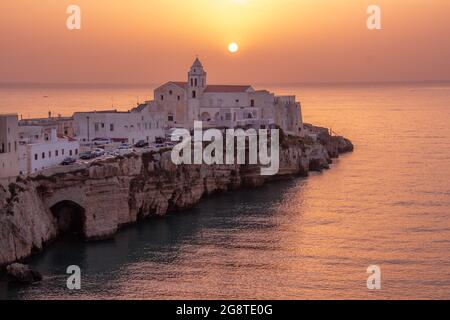 Vue panoramique sur la vieille ville historique et l'église de San Francesco, Vieste, Gargano, Apulia, Italie Banque D'Images