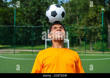 Le joueur brésilien de football s'entraîne et améliore le contrôle du ballon de football sur le terrain de sport Banque D'Images