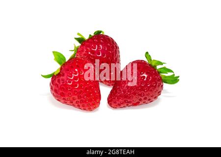 Groupe de fraises rouges isolées sur fond blanc Banque D'Images