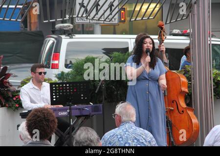 New York, États-Unis. 22 juillet 2021. (NOUVEAU) musique live gratuite à Times Square . 22 juillet 2021, New York, États-Unis : Ashley Pezzotti se produit pendant la Free Live Music et plus encore dans le cadre de la célébration de New York dans Times Square présentée par Morgan Stanley. La représentation a eu lieu sur Broadway W43 juste en face du département de police de New York et de la chaîne de télévision ABC et a été témoin par certaines personnes qui ont applaudi et applaudi tout le long. (Credit image: © Niyi Fote/TheNEWS2 via ZUMA Press Wire) Banque D'Images