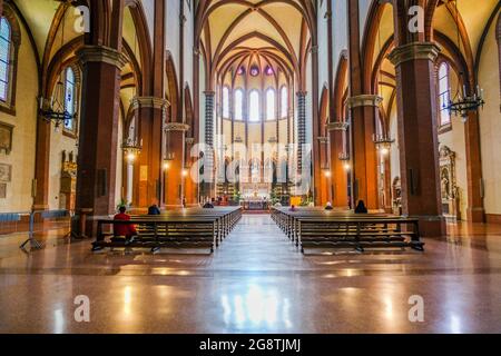 Intérieur de la basilique de San Francisco à Bologne Italie Banque D'Images
