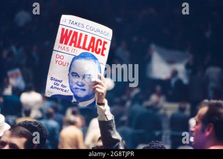 Rassemblement de la campagne présidentielle George Wallace, Madison Square Garden, New York, New York, États-Unis, Bernard Gotfryd, octobre 24,1968 Banque D'Images