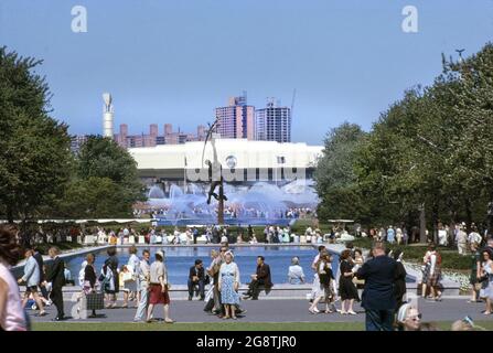 Foule Scene, World's Fair, Flushing Meadows-Corona Park, Queens, New York, États-Unis, Bernard Gotfryd, 1964 Banque D'Images