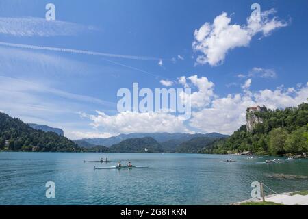 Photo de jeunes adultes, entraînement sur une paire sans coxin sur le lac Bled, en Slovénie. Une paire sans coxless est un bateau à ramer utilisé dans le sport de la truelle compétitive Banque D'Images