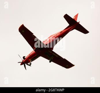 Avion à voilure basse Pilatus PC-21 atterrissage à la base aérienne militaire d'Emmen Banque D'Images