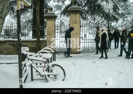 Photo d'un quartier d'Aix en Provence, en France, sous la neige, et épisode d'hiver froid inhabituel pour la région sud de la france avec des vélos bloqués d Banque D'Images