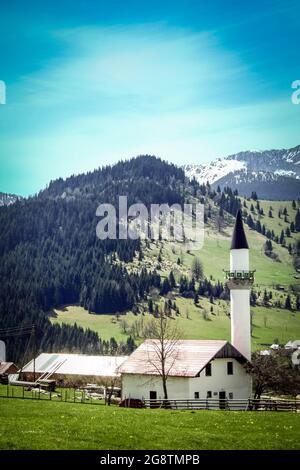 Photo d'une mosquée au milieu des montagnes de Gusinje, au Monténégro, près de plav, en été. Gusinje est une petite ville du nord-est du Montenegr Banque D'Images