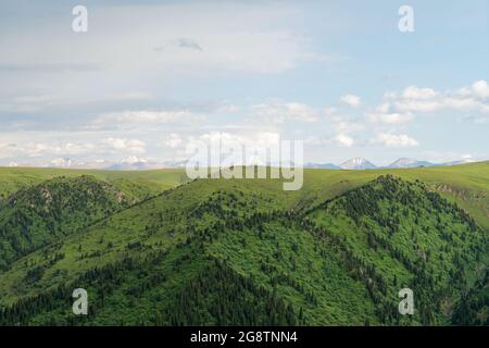 Montagnes avec ciel bleu. Abattu à xinjiang, en Chine. Banque D'Images