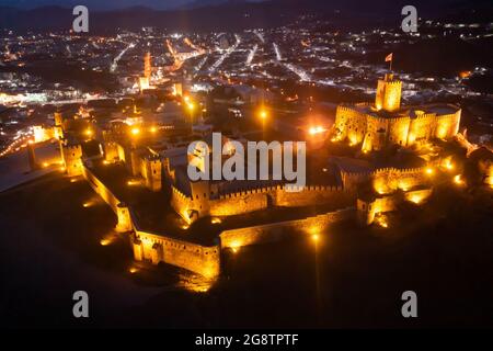 Vue de drone du château de Rabati Akhaltsikhe la nuit, Géorgie Banque D'Images