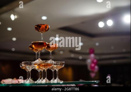 petite tour de coupe de champagne lors de la réception de mariage Banque D'Images