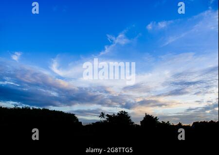 ciel bleu vif avec nuages Banque D'Images