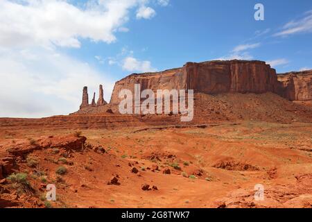 Three Sisters et Mitchell Mesa - Monument Valley, Utah/Arizona Banque D'Images