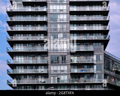immeuble moderne en hauteur avec baies vitrées et balustrades de balcon en verre pour un accès maximum à la lumière du soleil Banque D'Images