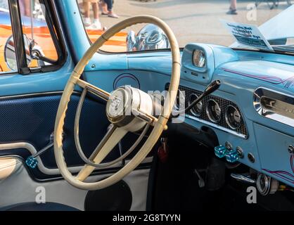 Le volant et le tableau de bord d'un ancien Studebaker bleu lors d'un salon automobile à Homestead, Pennsylvanie, États-Unis Banque D'Images