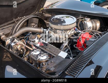 Le compartiment moteur et le moteur d'une voiture Chevrolet haute performance lors d'un spectacle de voitures d'époque d'été à Homestead, Pennsylvanie, États-Unis Banque D'Images