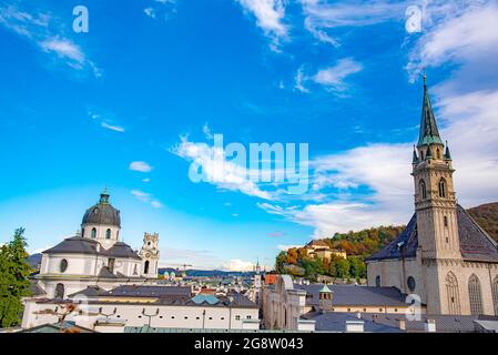 Église près de la place de l'université et du marché de l'université de Salzbourg. Prise de vue aérienne de la forteresse de Festung Hohensalzburg à Salzbourg, Aust Banque D'Images