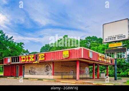 Le colonel Dixie est abandonné et couvert de graffitis, le 18 juillet 2021, à Mobile, Alabama. Le stand de hamburgers a été fondé en 1963. Banque D'Images