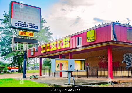 Le colonel Dixie est abandonné et couvert de graffitis, le 18 juillet 2021, à Mobile, Alabama. Le stand de hamburgers a été fondé en 1963. Banque D'Images