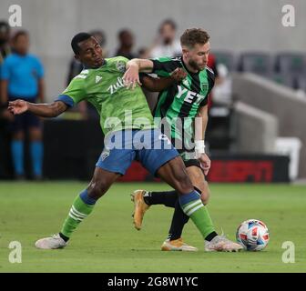 Austin, Texas, États-Unis. 22 juillet 2021. Le joueur de football d'Austin Jon Gallagher (17) combat les Seattle Sounders, le joueur de football de Seattle, Samuel Adeniran (98), pour possession pendant la deuxième moitié d'un match de football de ligue majeure entre le FC d'Austin et le FC de Seattle Sounders, le 22 juillet 2021 à Austin, Texas. Seattle a gagné, 1-0. (Image de crédit : © Scott Coleman/ZUMA Press Wire) Banque D'Images