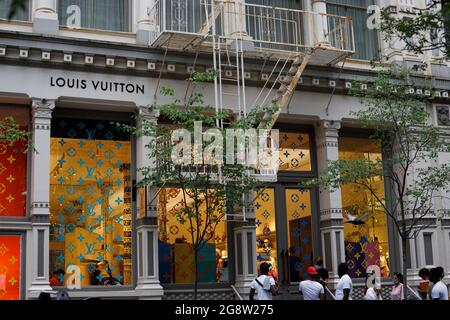 New York, États-Unis. 17 juillet 2021. Les clients portant un masque facial s'alignent à l'extérieur du magasin Louis Vuitton de SoHo. (Photo de Stephen Zenner/SOPA Images/Sipa USA) crédit: SIPA USA/Alay Live News Banque D'Images