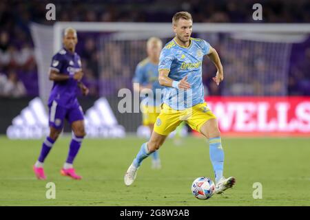 Floride, États-Unis. 22 juillet 2021 : le leader de l'Union de Philadelphie, KACPER PRZYBYLKO (23), conduit le ballon lors du match entre Orlando City et Philadelphia Union au stade Exploria d'Orlando, en Floride, le 22 juillet 2021. (Image de crédit : © Cory Knowlton/ZUMA Press Wire) Banque D'Images